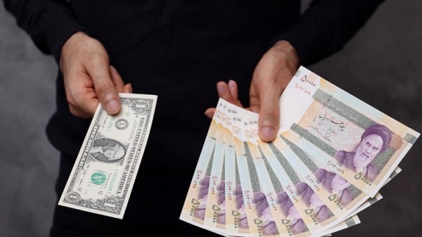 الدولار يواصل ارتفاعه مقابل التومان ويقترب من 150 ألف تومان